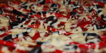 пицца с охотничьими колбасками