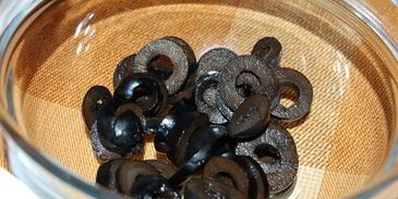 пицца с охотничьими колбасками