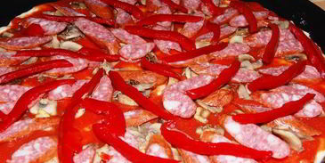 пицца с охотничьими колбасками