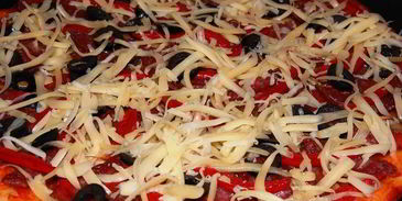 пицца с охотничьими колбасками