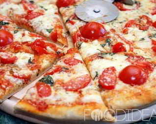 Пицца с помидорами и сыром