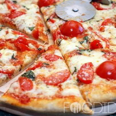 Пицца с помидорами и сыром