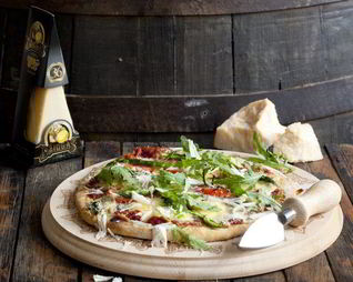 Пицца с руколой и сыром Джюгас