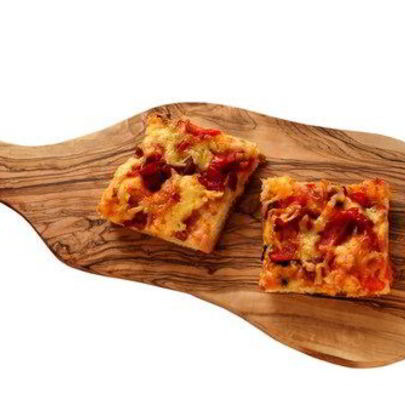 Пицца с салями, тремя сортами сыра и прованскими травами