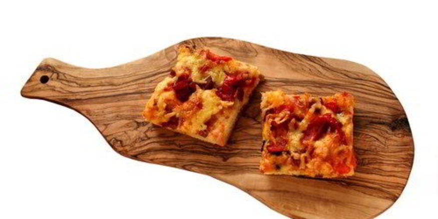 Рецепт пиццы с салями, тремя сортами сыра и прованскими травами