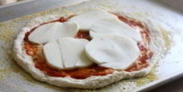 пицца с цуккини и моцареллой