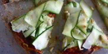 пицца с цуккини и моцареллой