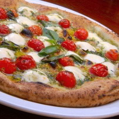 Сырная пицца с базиликом