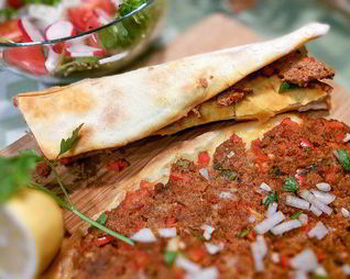 Турецкая пицца Лахмаджун в рулете