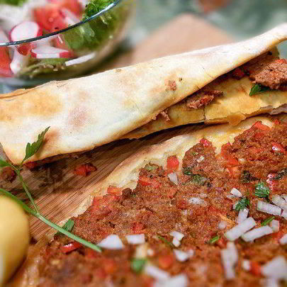 Турецкая пицца Лахмаджун в рулете