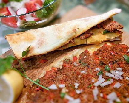 Турецкая пицца Лахмаджун в рулете