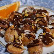 Рецепт Апельсиновых пончиков с шоколадным соусом