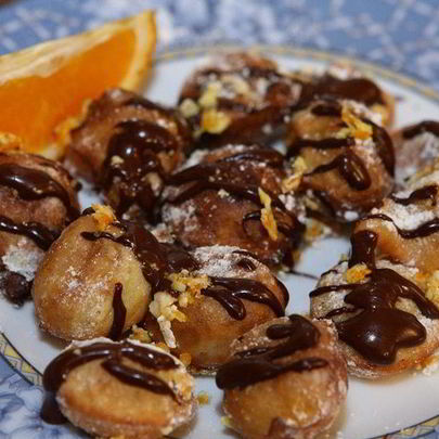 Апельсиновые пончики с шоколадным соусом