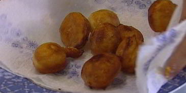 апельсиновые пончики с шоколадным соусом