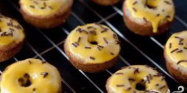 банановые пончики в глазури