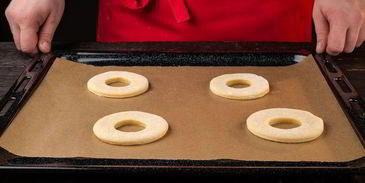 классические пончики со сладкой помадкой