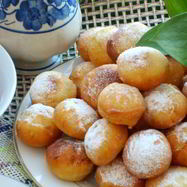 Рецепт Пончиков картофельных со смородиновым соусом