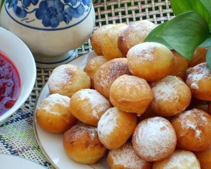 Пончики картофельные со смородиновым соусом