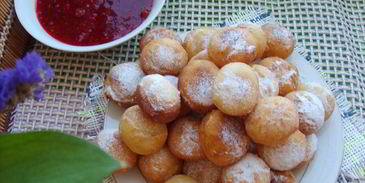 пончики картофельные со смородиновым соусом