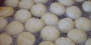 пончики картофельные со смородиновым соусом