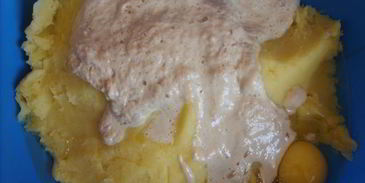 пончики картофельные со смородиновым соусом