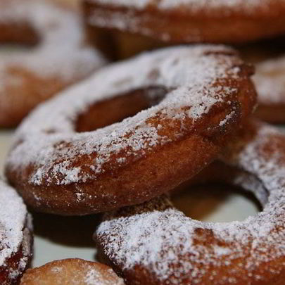 Пончики на кефире с корицей и мускатным орехом