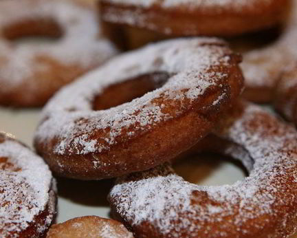 Пончики на кефире с корицей и мускатным орехом