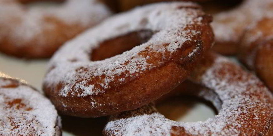 Рецепт пончиков на кефире с корицей и мускатным орехом