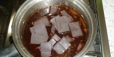 пончики на кефире с пряным сахаром и шоколадным соусом