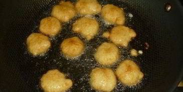 пончики на кефире с пряным сахаром и шоколадным соусом