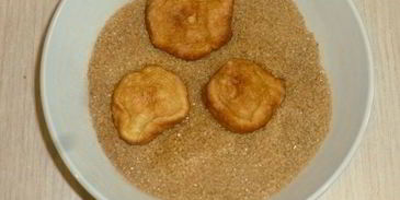 пончики на кефире с пряным сахаром и шоколадным соусом