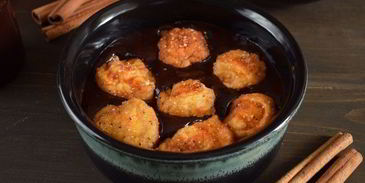 пончики на кефире с пряным сахаром и шоколадным соусом