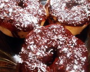 Пончики с шоколадной глазурью