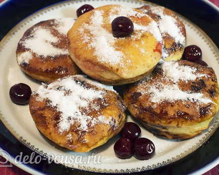 Пончики с вишней