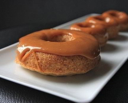 Яблочные пончики с карамелью