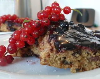 Черно-смородиновая коврижка под шоколадом