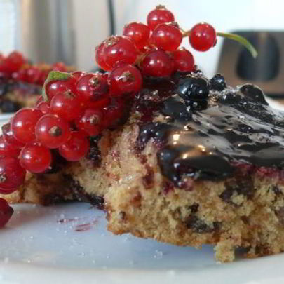 Черно-смородиновая коврижка под шоколадом