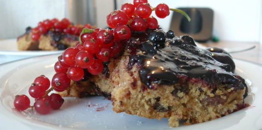 Рецепт черно-смородиновой коврижка под шоколадом