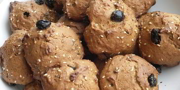 пряники с кунжутом, изюмом и мятой