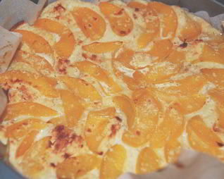 Хлебная шарлотка с персиками