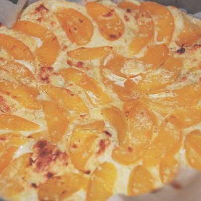 Хлебная шарлотка с персиками