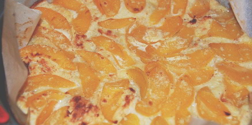 Рецепт хлебной шарлотки с персиками