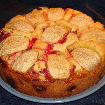 Шарлотка на кефире в мультиварке