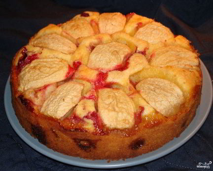 Шарлотка на кефире в мультиварке