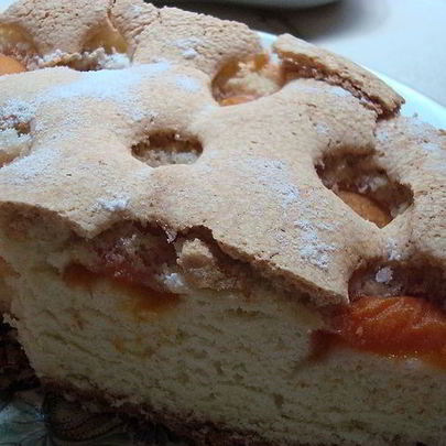 Шарлотка с абрикосами