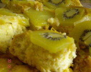 Шарлотка с киви и манго