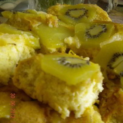 Шарлотка с киви и манго