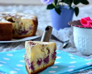 Шарлотка с малиной из мультиварки