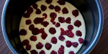 шарлотка с малиной из мультиварки