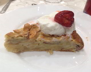 Шарлотка с мороженым и клубникой